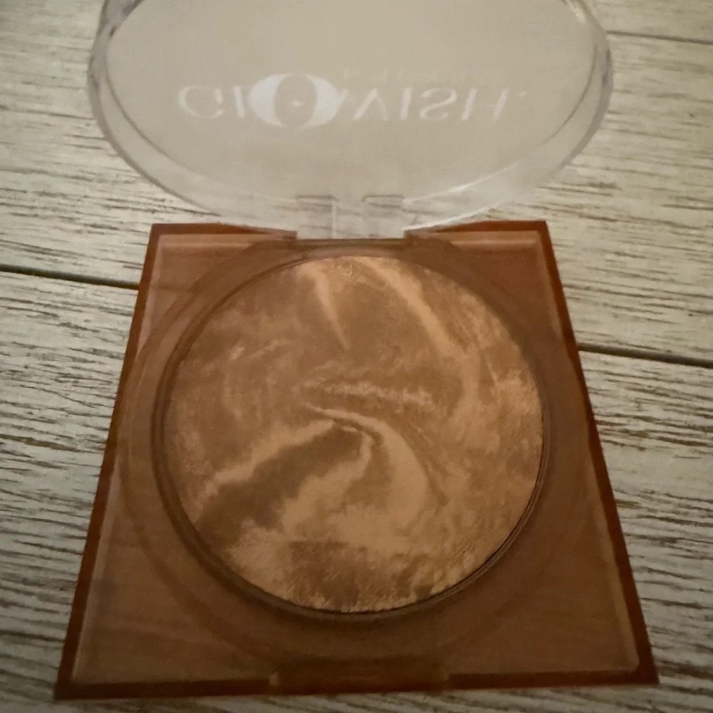 Huda Beauty glowish bronzer soft radiance medium
